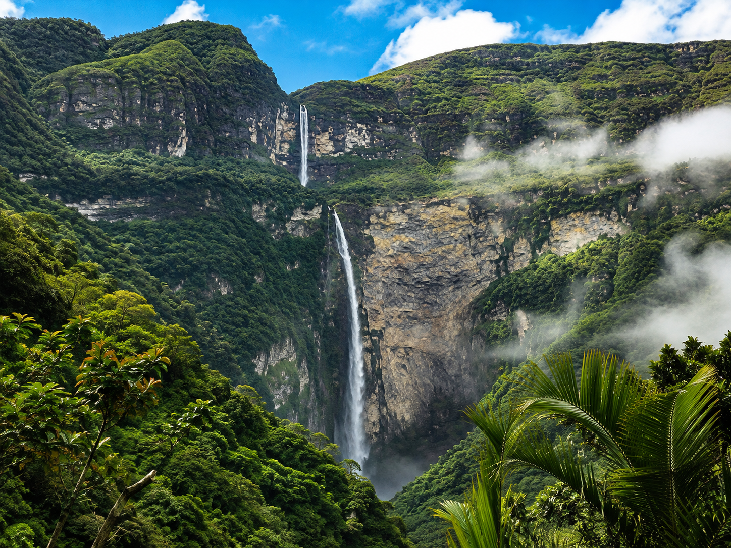 Catarata alta rodeada de bosque tropical