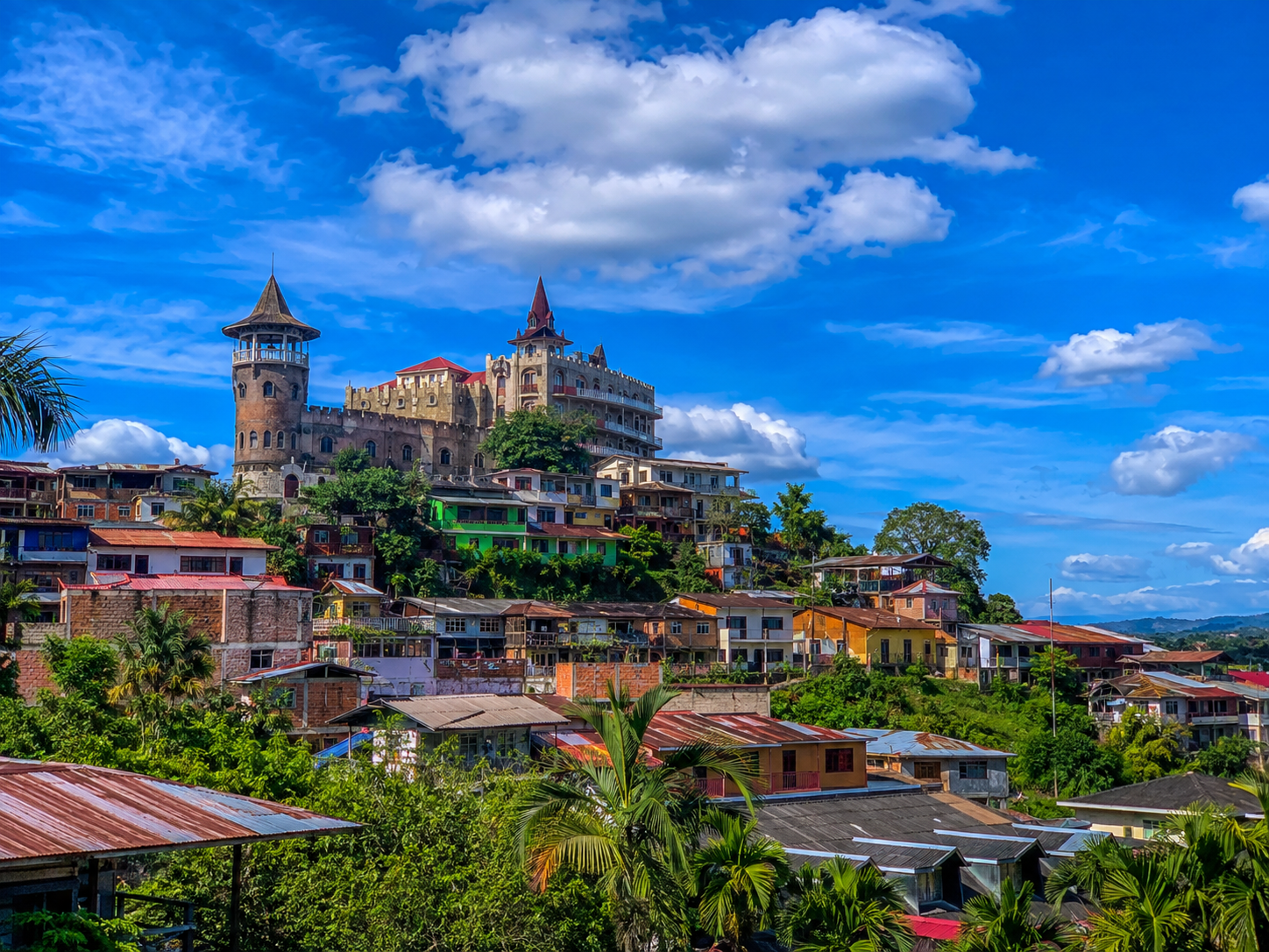 Ciudad amazónica rodeada de montañas verdes
